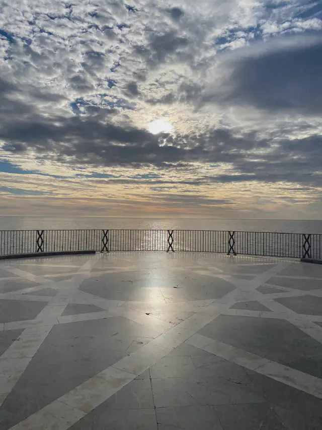 Iconisch uitzicht op Balcon de Europa in Nerja