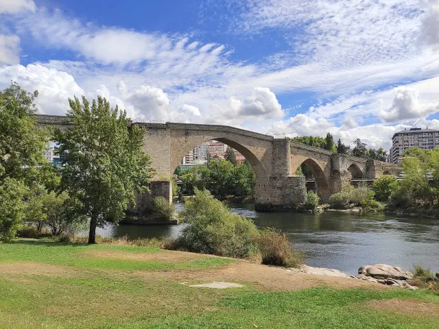 De Romeinse brug (Ponte Vella) over de Mino in Ourense