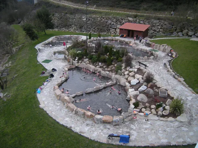 De openlucht thermale baden van Outariz langs de Mino bij Ourense