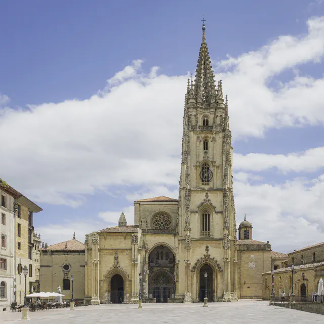 De gotische Catedral de San Salvador in Oviedo met haar enkele asymmetrische toren De gotische Catedral de San Salvador in Oviedo met haar enkele asymmetrische toren