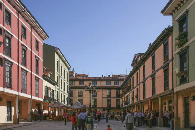 De kleurrijke Plaza del Fontán in Oviedo met haar arcaden en pastelgekleurde gevels De kleurrijke Plaza del Fontán in Oviedo met haar arcaden en pastelgekleurde gevels