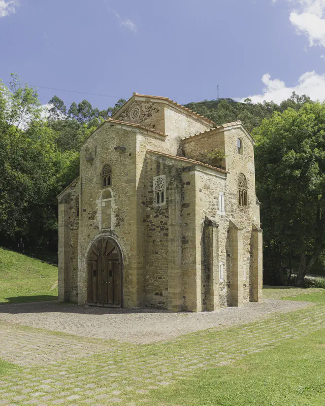 De pre-romaanse kerk San Miguel de Lillo bij Oviedo met haar gebeeldhouwde deurposten De pre-romaanse kerk San Miguel de Lillo bij Oviedo met haar gebeeldhouwde deurposten