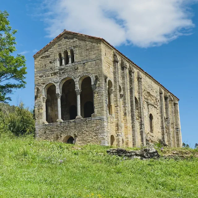 De pre-romaanse kerk Santa María del Naranco op de hellingen van de Monte Naranco bij Oviedo De pre-romaanse kerk Santa María del Naranco op de hellingen van de Monte Naranco bij Oviedo