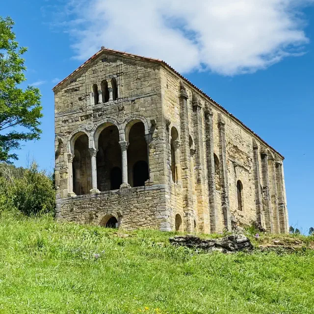 De pre-romaanse kerk Santa María del Naranco op de hellingen van de Monte Naranco bij Oviedo