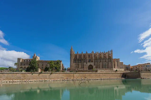 Het Koninklijk Paleis van La Almudaina naast de kathedraal in Palma