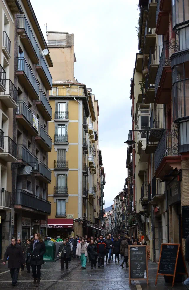 De smalle Calle Estafeta in Pamplona, het beroemdste deel van het encierro-parcours