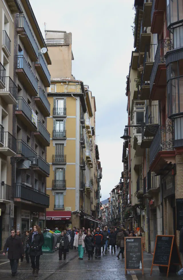 De smalle Calle Estafeta in Pamplona, het beroemdste deel van het encierro-parcours De smalle Calle Estafeta in Pamplona, het beroemdste deel van het encierro-parcours