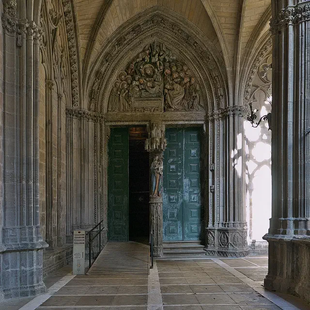 De Puerta del Amparo, gotisch portaal naar de kruisgang van de kathedraal van Pamplona
