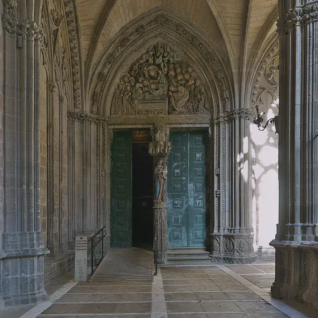 De Puerta del Amparo, gotisch portaal naar de kruisgang van de kathedraal van Pamplona De Puerta del Amparo, gotisch portaal naar de kruisgang van de kathedraal van Pamplona