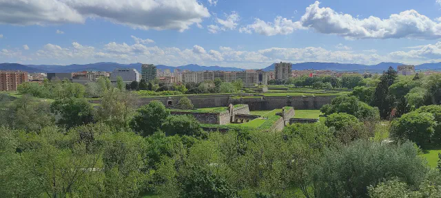 Panoramisch zicht op de sterrenformige Ciudadela van Pamplona met de Pyreneeën in de verte Panoramisch zicht op de sterrenformige Ciudadela van Pamplona met de Pyreneeën in de verte