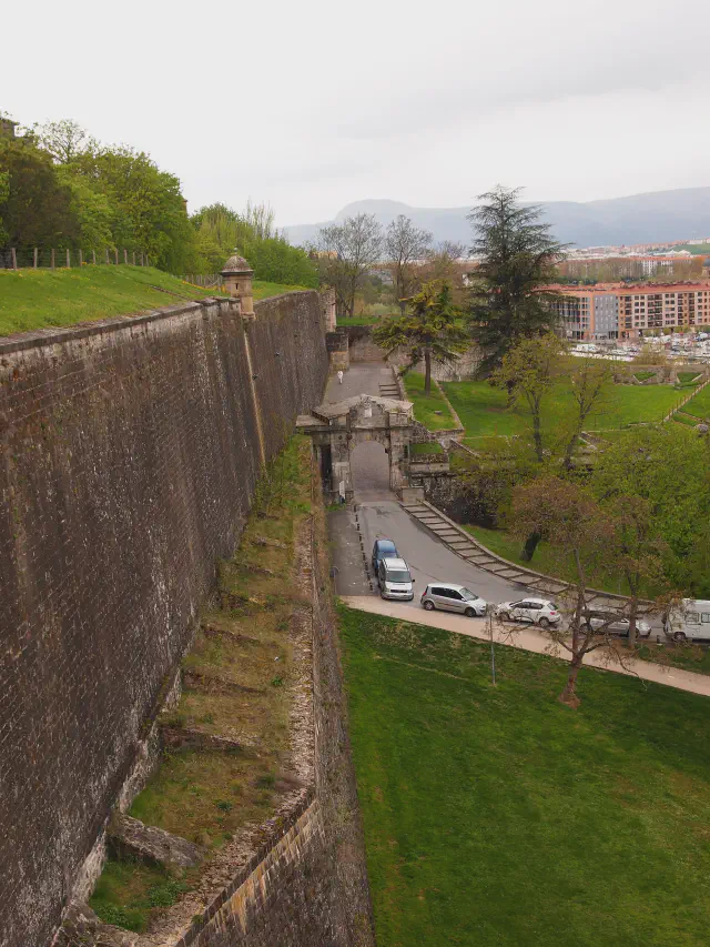 De stadsmuren van Pamplona met wachttoren en uitzicht op het Arga-dal De stadsmuren van Pamplona met wachttoren en uitzicht op het Arga-dal