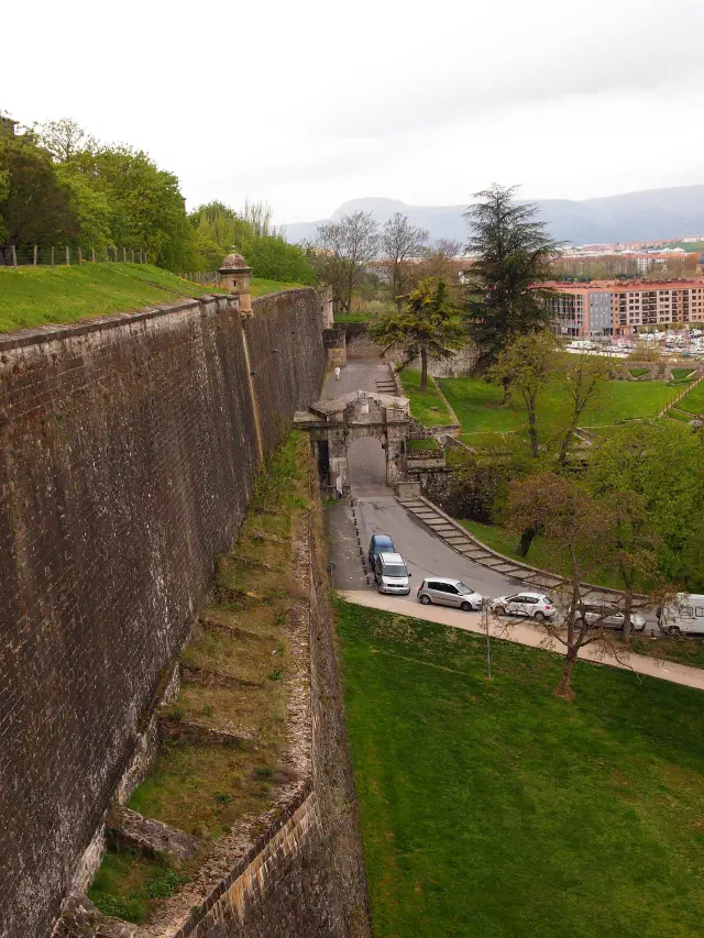 De stadsmuren van Pamplona met wachttoren en uitzicht op het Arga-dal