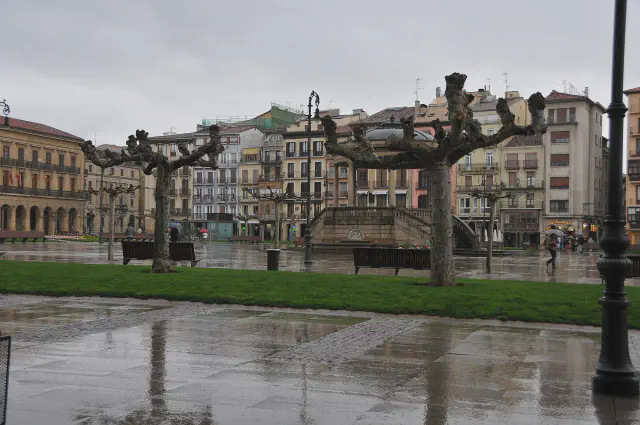 De Plaza del Castillo in Pamplona met de muziekkiosk en de gepoeide platanen De Plaza del Castillo in Pamplona met de muziekkiosk en de gepoeide platanen