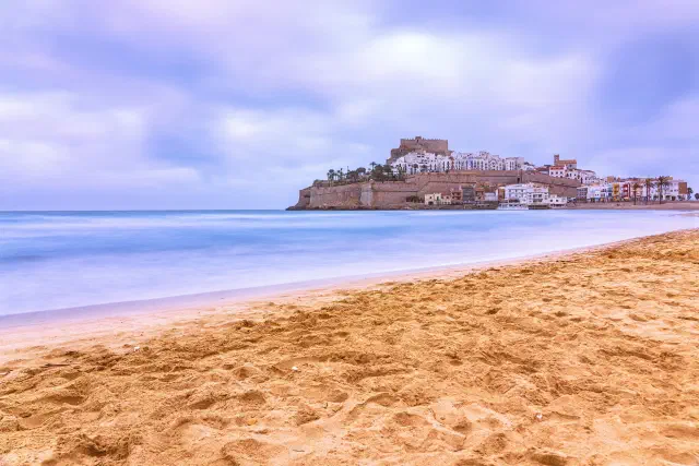Het Castillo del Papa Luna op de rots van Peñíscola boven de zee Het Castillo del Papa Luna op de rots van Peñíscola boven de zee