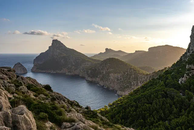 De ruige kustlijn van het Parque Natural de la Sierra de Irta bij Peñíscola De ruige kustlijn van het Parque Natural de la Sierra de Irta bij Peñíscola
