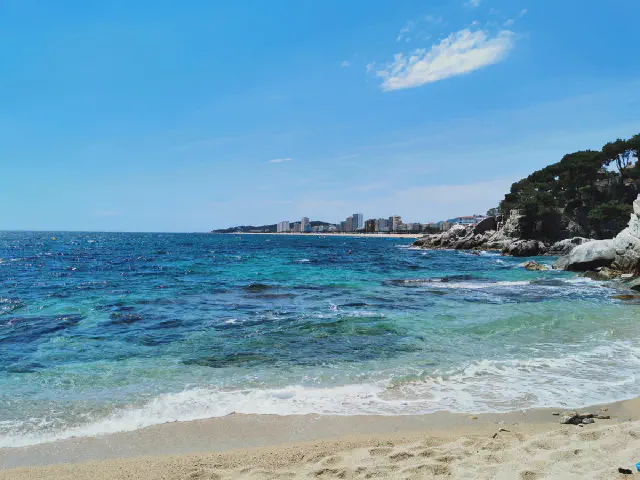 Uitzicht op de skyline vanaf de baai Cala del Pi en Platja d'Aro