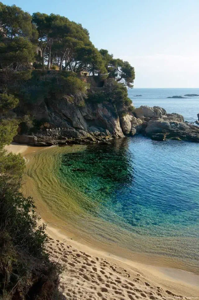 Mooie kleurrijke baai Cala sa Cova in Platja d'Aro Mooie kleurrijke baai Cala sa Cova in Platja d'Aro