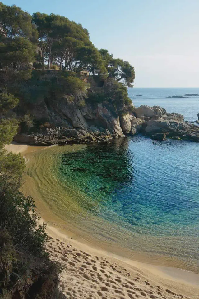 Mooie kleurrijke baai Cala sa Cova in Platja d'Aro
