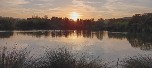Ondergaande zon bij groot meer in Parc dels Estanys nabij Platja d'Aro