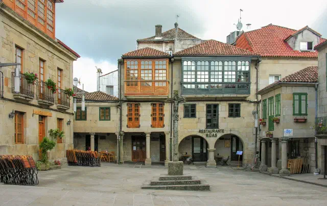 De pittoreske Praza da Lena met cruceiro in de oude stad van Pontevedra