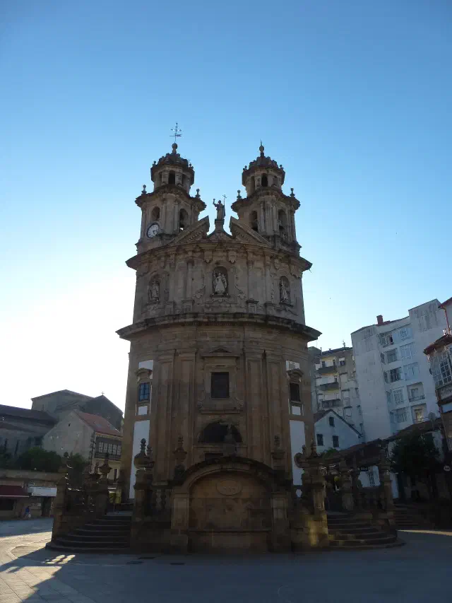 De schelpvormige Santuario da Peregrina in Pontevedra