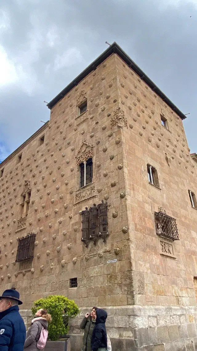 Foto van het gebouw met schelpversieingen (Casa de las Conchas) in Salamanca Foto van het gebouw met schelpversieingen (Casa de las Conchas) in Salamanca