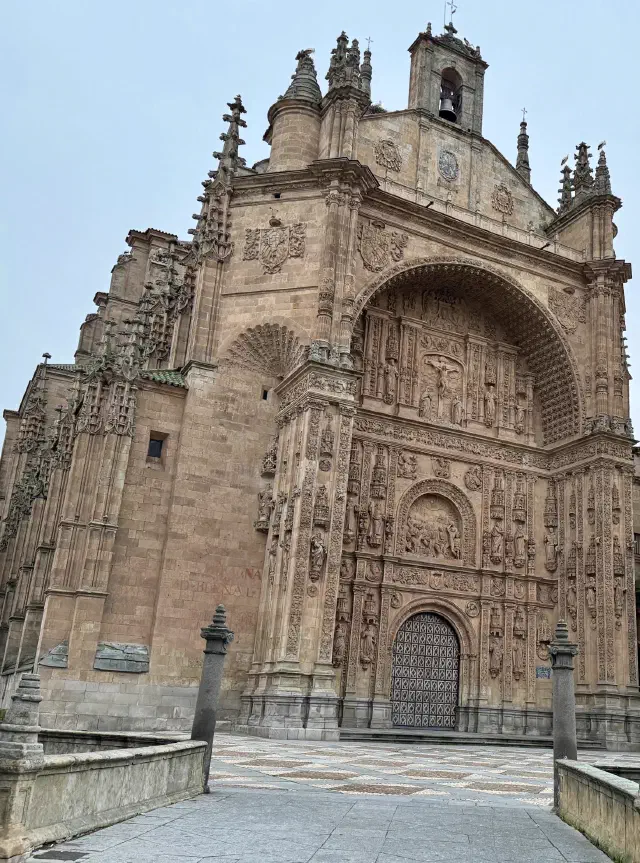 Foto, overdag gemaakt, van de Convento de San Esteban in Salamanca Foto, overdag gemaakt, van de Convento de San Esteban in Salamanca