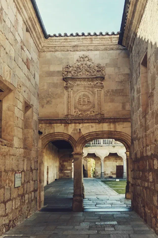 Foto van een poort bij Patio de Escuelas in Salamanca Foto van een poort bij Patio de Escuelas in Salamanca