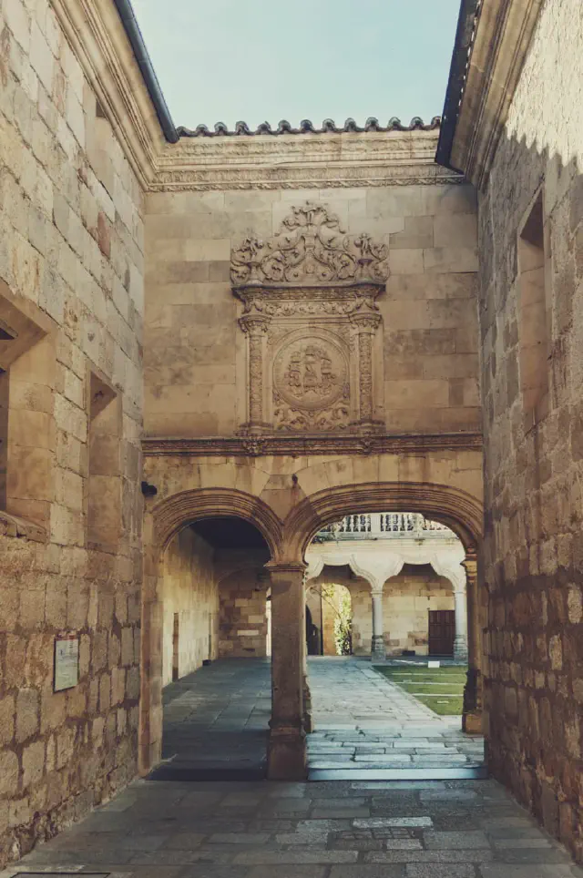 Foto van een poort bij Patio de Escuelas in Salamanca