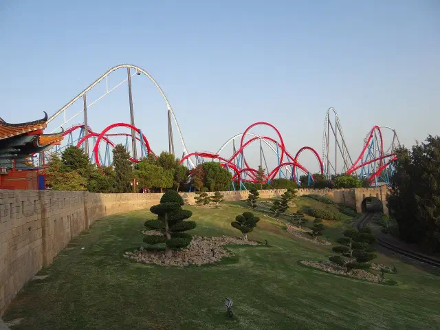 PortAventura bij Salou met achtbaan en themagebied PortAventura bij Salou met achtbaan en themagebied