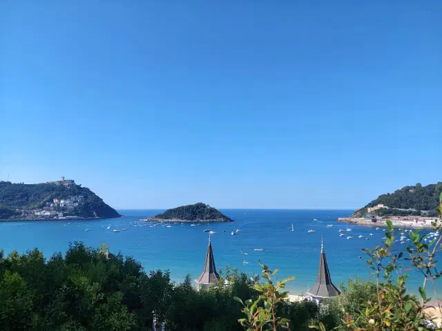 Het eilandje Isla de Santa Clara in het midden van de foto in San Sebastian Het eilandje Isla de Santa Clara in het midden van de foto in San Sebastian