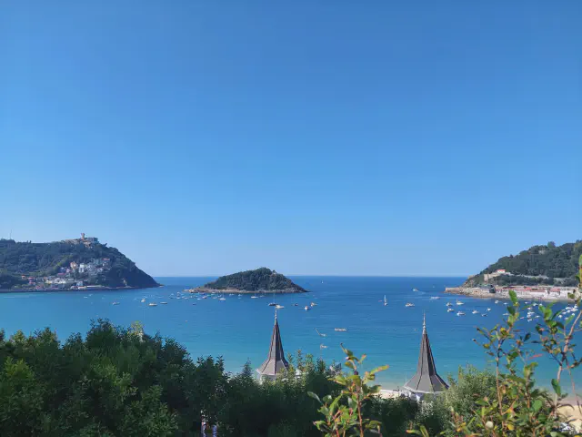 Het eilandje Isla de Santa Clara in het midden van de foto in San Sebastian