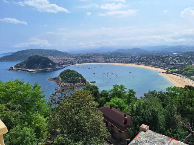 Uitzicht vanaf uitkijkpunt op Monte Igueldo in San Sebastian Uitzicht vanaf uitkijkpunt op Monte Igueldo in San Sebastian