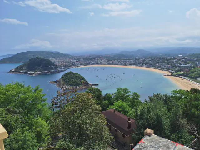 Uitzicht vanaf uitkijkpunt op Monte Igueldo in San Sebastian