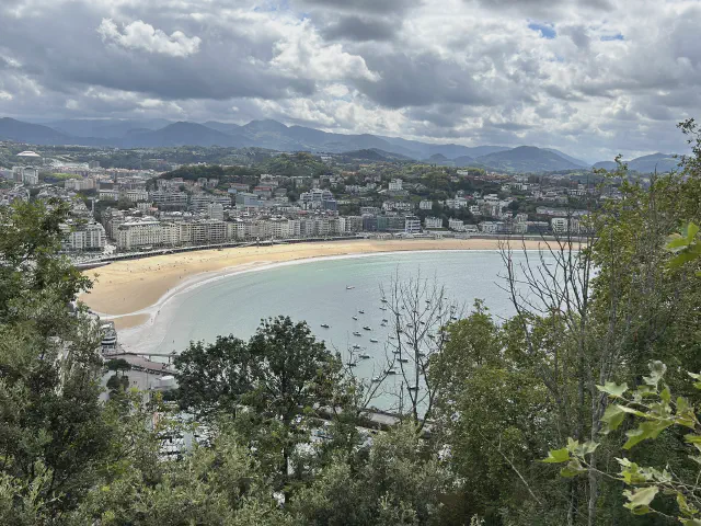 Uitzicht op Playa de la Concha vanaf Monte Urgull in San Sebastian