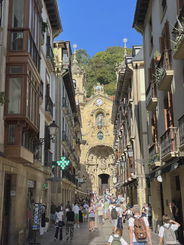 Een van de smalle straatjes in Parte Vieja in San Sebastian