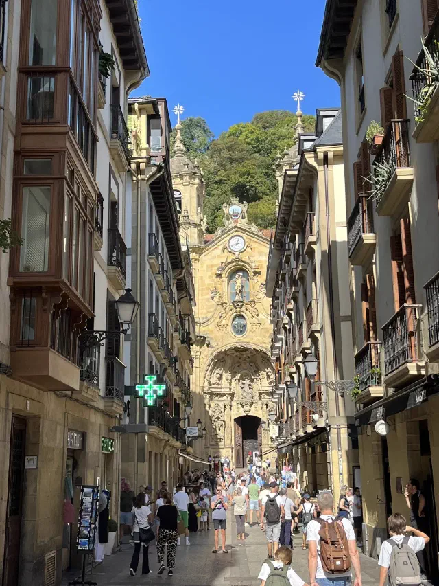 Een van de smalle straatjes in Parte Vieja in San Sebastian Een van de smalle straatjes in Parte Vieja in San Sebastian
