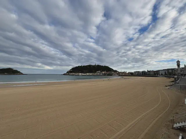 Playa de La Concha op een bewolkte dag in San Sebastian