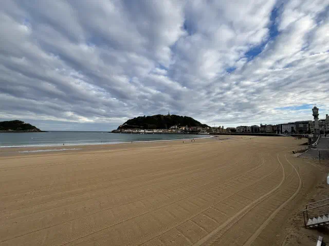 Playa de La Concha op een bewolkte dag in San Sebastian Playa de La Concha op een bewolkte dag in San Sebastian