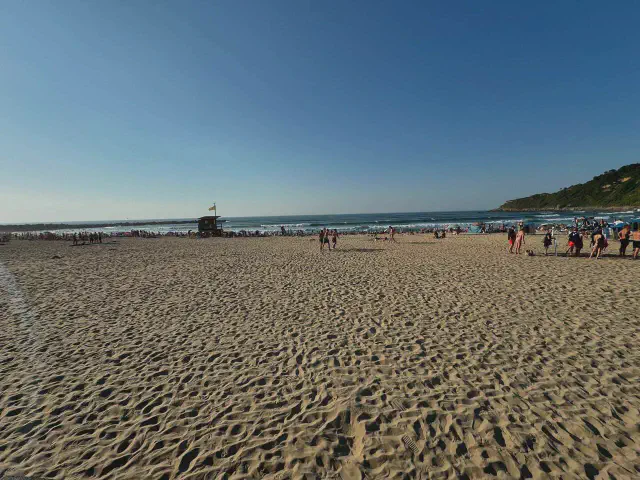 Een foto van het strand de Zurriola in San Sebastian