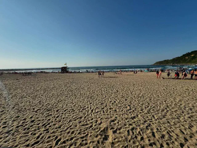 Een foto van het strand de Zurriola in San Sebastian Een foto van het strand de Zurriola in San Sebastian