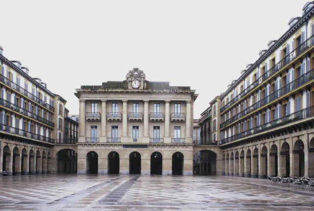 Het plein plaza de la Constitucion in San Sebastian