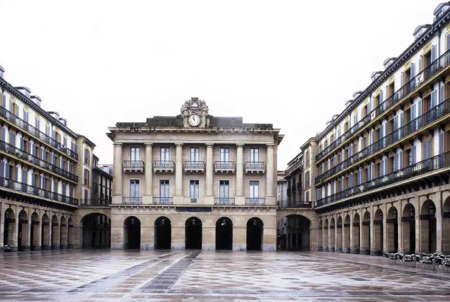 Het plein plaza de la Constitucion in San Sebastian Het plein plaza de la Constitucion in San Sebastian