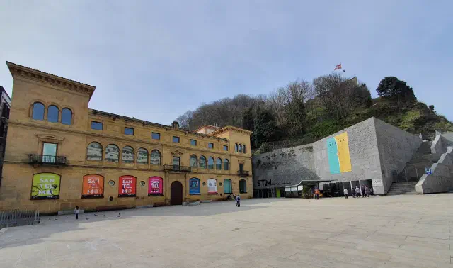 Overzichtsfoto van het San Telmo Museum in San Sebastian, deel klooster, deel in een berg Overzichtsfoto van het San Telmo Museum in San Sebastian, deel klooster, deel in een berg