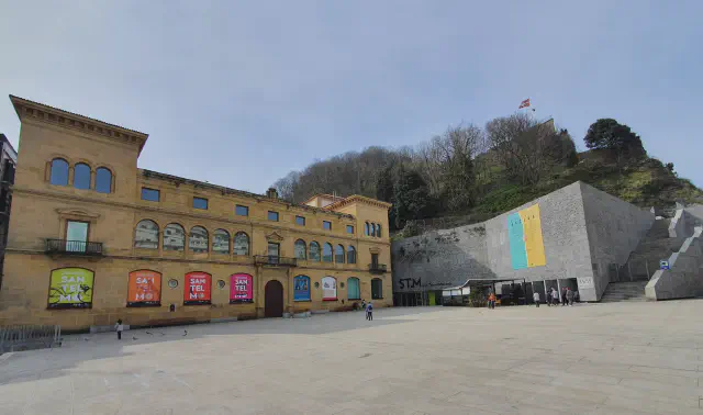 Overzichtsfoto van het San Telmo Museum in San Sebastian, deel klooster, deel in een berg