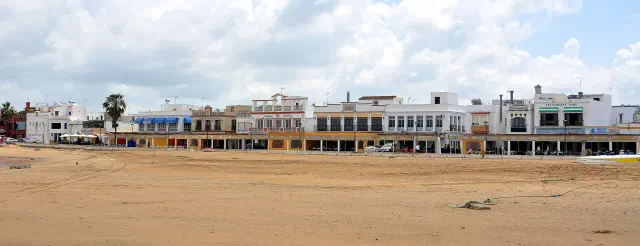 De rivieroever Bajo de Guia met visrestaurants in Sanlucar de Barrameda De rivieroever Bajo de Guia met visrestaurants in Sanlucar de Barrameda