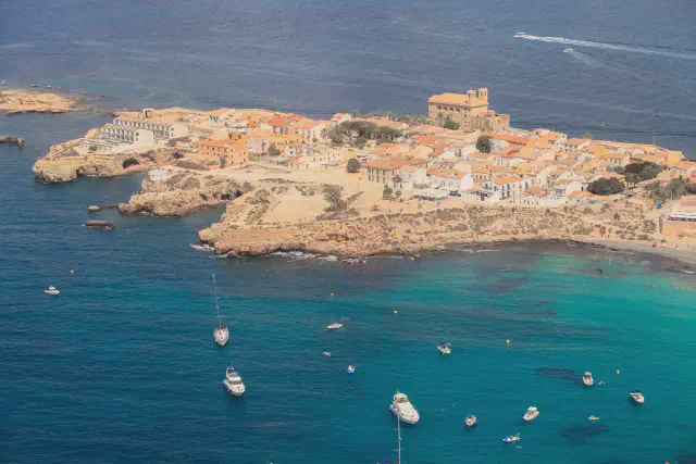 Ingezoomde foto van het eiland Tabarca vanuit Santa Pola Ingezoomde foto van het eiland Tabarca vanuit Santa Pola
