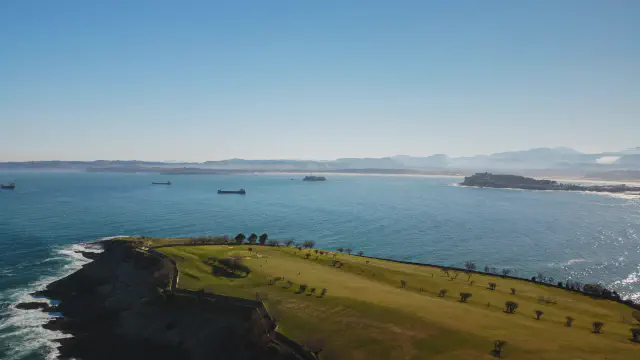 De groene Península de la Magdalena met uitzicht op de baai van Santander