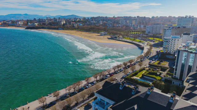 Het brede gouden strand van Playa del Sardinero in Santander