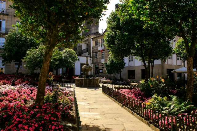 Het groene Parque de la Alameda met uitzicht op de stad Santiago